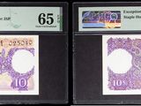 trois types différents de billets de banque exposés dans une vitrine