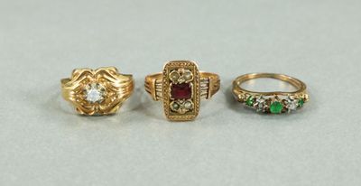 trois bagues en or ornées de pierres de différentes couleurs