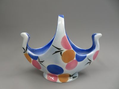 Coupe panier en faïence, décor au pochoir polychrome.
