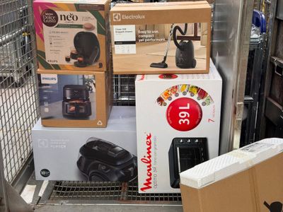 de nombreux cartons contenant des appareils électroménagers à l'arrière d'un camion