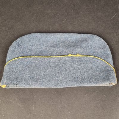 une pochette grise et jaune à fermeture éclair posée sur une table