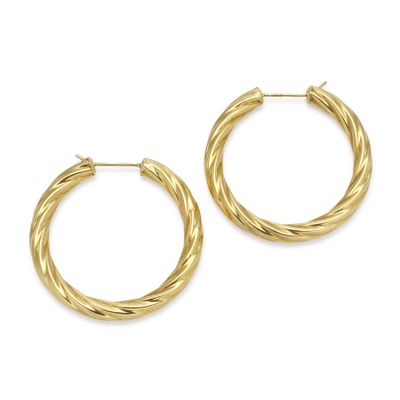 une paire de boucles d'oreilles en or sur fond blanc