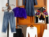 une photo d'un placard contenant des vêtements et un porte-manteau
