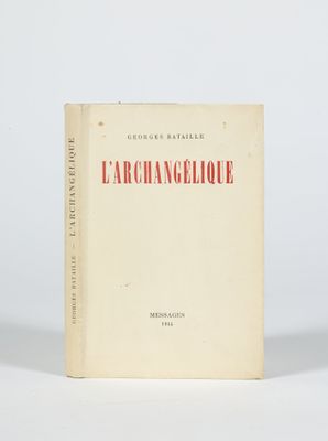 un livre blanc avec des inscriptions rouges, posé sur une table