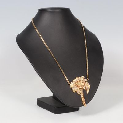 CHANEL Paris Pendentif en métal doré, la chaine retenant un …