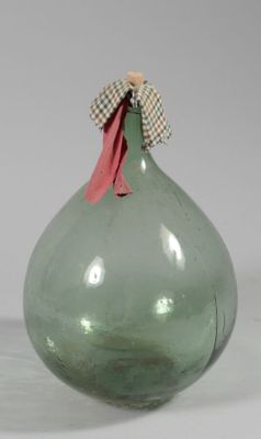 un vase en verre vert orné d'un nœud sur le dessus