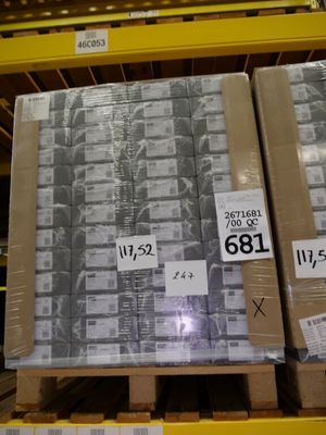 de nombreux cartons empilés sur une palette