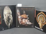 trois livres d'art et de design exposés sur une surface grise