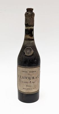 une bouteille de vin posée sur une table