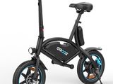 un gros plan d'un vélo électrique noir et bleu sur fond blanc