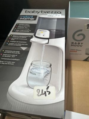 une boîte contenant un distributeur d'eau Baby Brezza posée sur la table