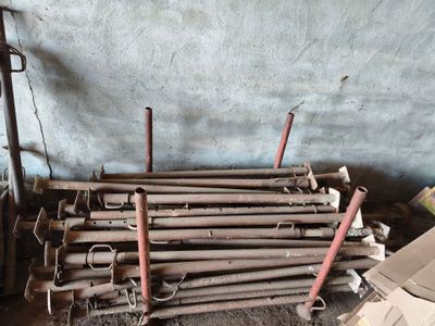 un tas de tuyaux et de poteaux métalliques dans une pièce