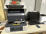 une image représentant un ordinateur et une imprimante posés sur un bureau