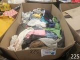 une boîte pleine de vêtements posée sur le sol