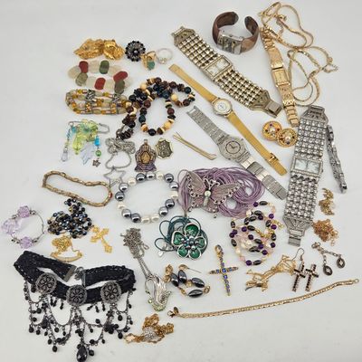 BIJOUX. Lot de bijoux fantaisies.