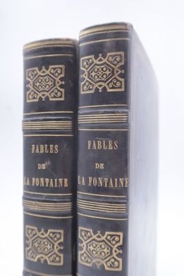 deux livres posés l'un sur l'autre sur une table