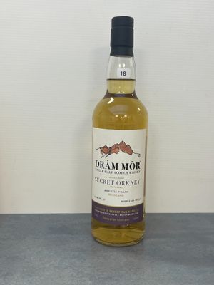 deux bouteilles de whisky posées l'une à côté de l'autre sur une table