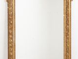 une image d'un miroir encadré d'or accroché à un mur