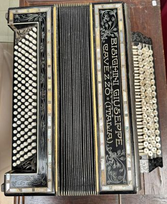 Accordéon GIUSEPPE BISIGHINI à Cavezzo : 4 rangs, 120 basses…