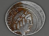 une vieille pièce d'argent portant une tête de femme