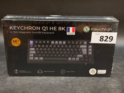 une boîte posée sur une table, sur laquelle se trouve un clavier