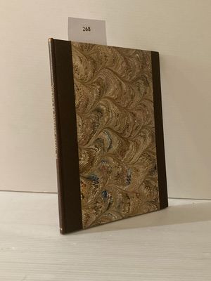 un livre posé sur une table, sur lequel est accrochée une étiquette avec un nom