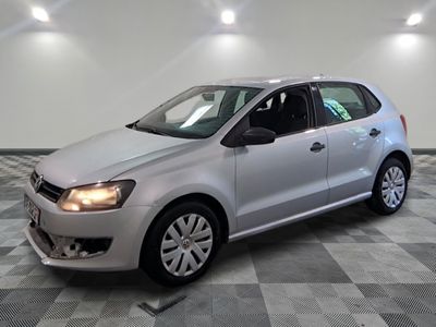 la volkswagen polo argentée est garée sur un carrelage à carreaux