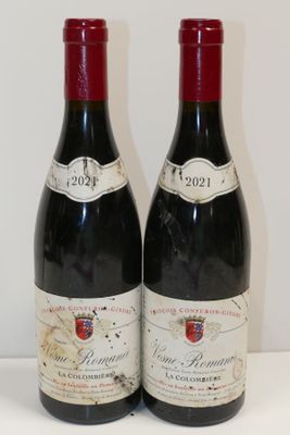 deux bouteilles de vin posées sur une table l'une à côté de l'autre