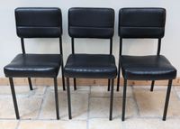 Suite de trois chaises en métal laqué noir garniture en skaï…