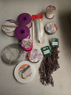 une table sur laquelle se trouvent plusieurs objets différents