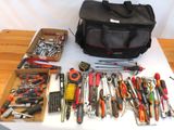 une table sur laquelle se trouvent de nombreux outils et un sac