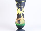 un vase posé sur une surface blanche