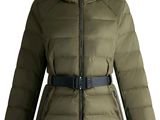 une veste pour femme avec une ceinture et une capuche