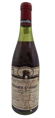 une bouteille de vin posée sur une table