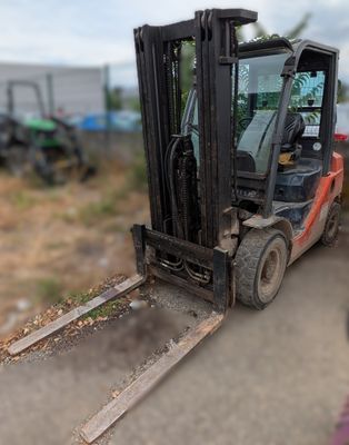un chariot élévateur garé sur le bord de la route