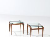deux tables à plateau en verre sont posées sur une surface blanche