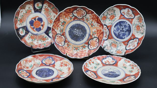 IMARI. Cinq assiettes chantournées en porcelaine. Quelques éclats