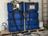 deux fûts bleus posés sur une palette dans un garage