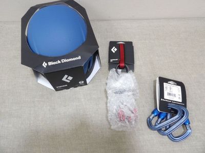 une boîte contenant une télécommande, un chargeur et un chargeur posé par terre