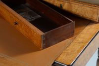 Bureau à gradin en placage d'érable moucheté ouvrant par un … (photo 3)