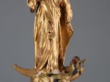 une image représentant une statue de femme tenant un oiseau sur un socle