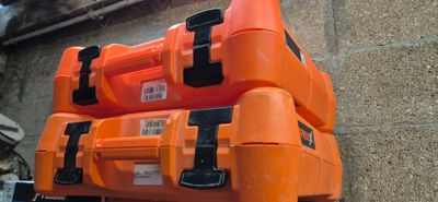trois valises orange empilées les unes sur les autres