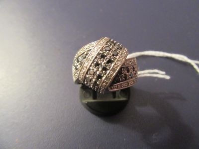 une image représentant une bague sertie de diamants noirs et blancs