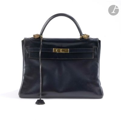un sac à main en cuir noir avec des ferrures dorées sur la poignée