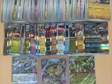 gros plan d'une collection de cartes pokemon sur une table
