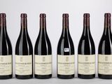 six bouteilles de vin sont alignées dans une rangée