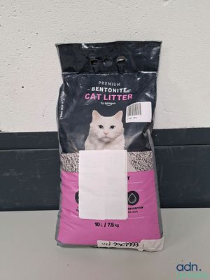 un sac de litière pour chat posé sur un plan de travail