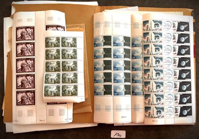 beaucoup de timbres sur les pages d'un livre