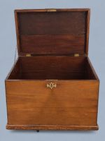 Grande malle-coffre ancienne en bois, de forme rectangulaire… (photo 2)