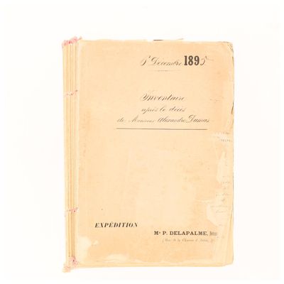 un vieux livre ouvert sur une surface blanche